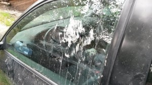 Térkővel próbálta a hölgy betörni a kocsi ablakát